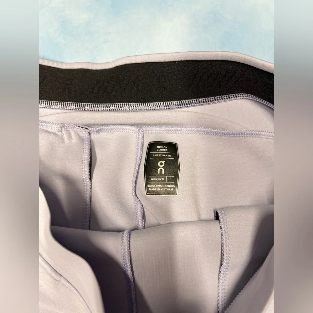 ON Running's  RUN ON CLOUDS SWEAT PANTS, Women size L - Picture 8 of 16
